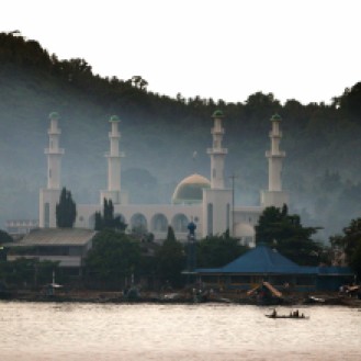 The towering minarets of the magnifiscent Tulay mosque in the southern Philippine island of Jolo in the Sulu Archipelago. Fog still covers the highest structure now in the island. Jolo Governor Sakur Tan is embarking on a massive tourism program aim at luring investors and visiors to the island, about 950 kms south of Manila. (Photo By Al Jacinto)